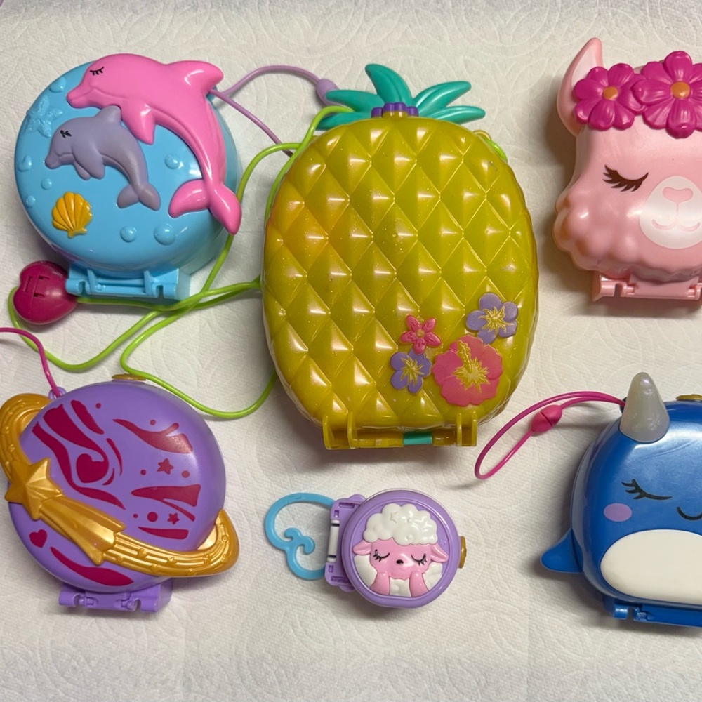 Polly pocket set, Polly pocket pineapple purse. Polly pocket.